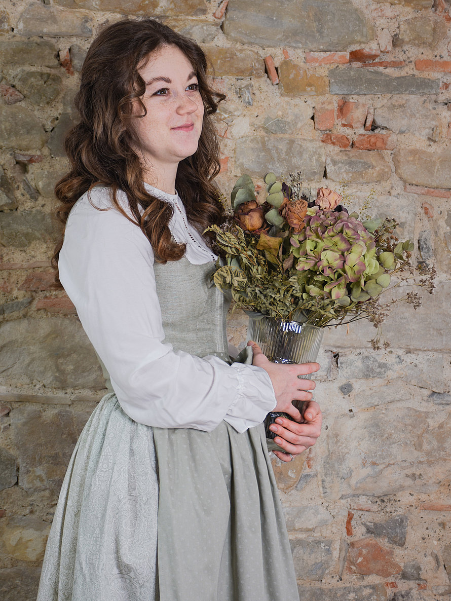 Frühlingsdirndl in Salbeigrün