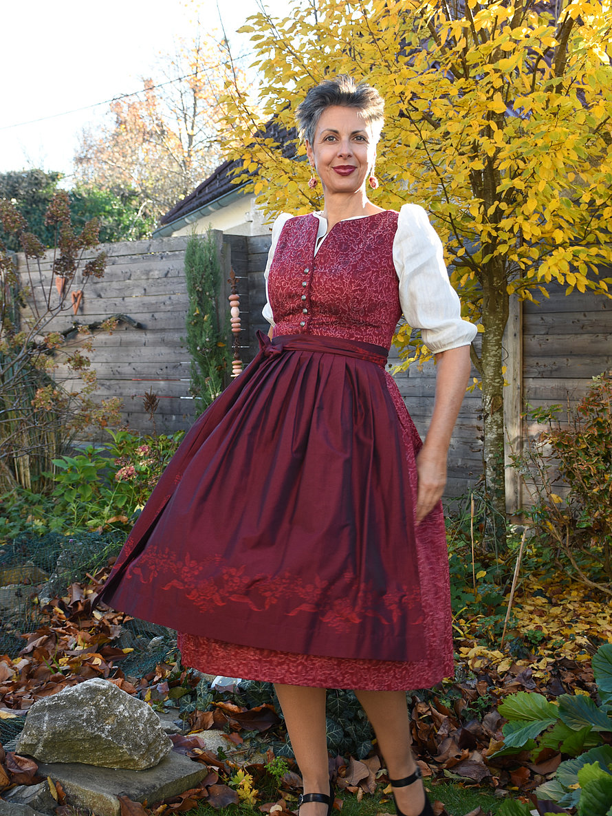 Dirndl in Weinrot 