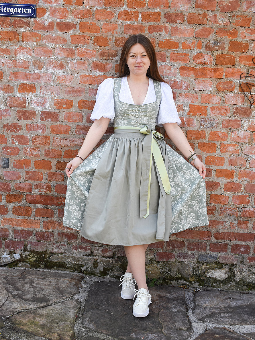 Dirndl im Frühling