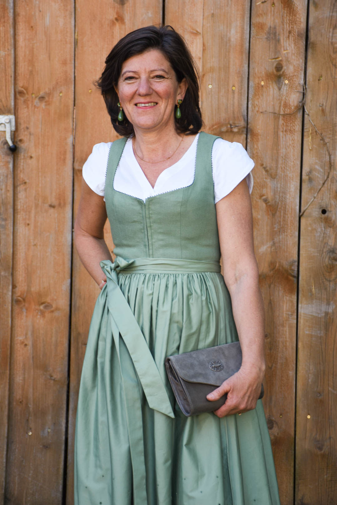 Hellgrünes Dirndl im Sommer